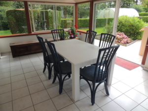 151 table extensible et chaises rotin veranda bleu et blanc