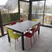 chaises-laquees-couleurs-et-table-ceramique-extensible veranda