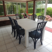 151 table extensible et chaises rotin veranda bleu et blanc