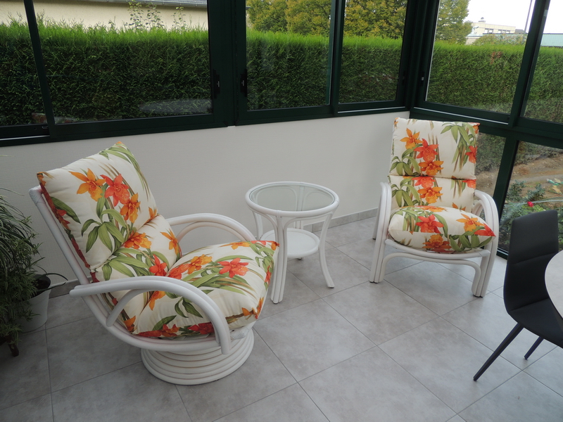 05 fauteuil rotin Valence fleuri veranda